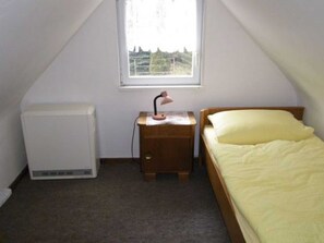 3 makuuhuonetta, vauvan matkasänky, vuodevaatteet