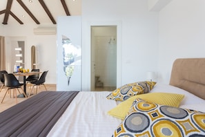Apartemen, balkon, pemandangan pantai | 1 kamar tidur, brankas, dan Wi-Fi gratis