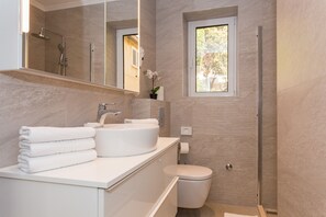 Apartment, 2 Bedrooms, Terrace | Bathroom