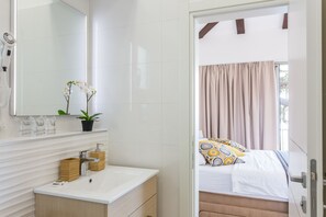 Lägenhet - balkong - utsikt mot stranden | Badrum | Gratis toalettartiklar, hårtork, bidé och handdukar