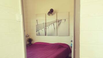 3 habitaciones, tabla de planchar con plancha y ropa de cama