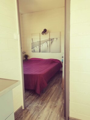 3 habitaciones, tabla de planchar con plancha y ropa de cama 