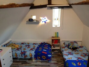 3 habitaciones, tabla de planchar con plancha, internet y ropa de cama