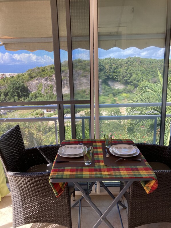 Dining - Studio: A/C, loggia, sea and mountain view, Wi-Fi, 10 min from Sainte Anne Beach (LE GOSIER)