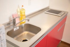 Chambre Triple | Coin cuisine privé | Réfrigérateur, micro-ondes, bouilloire électrique
