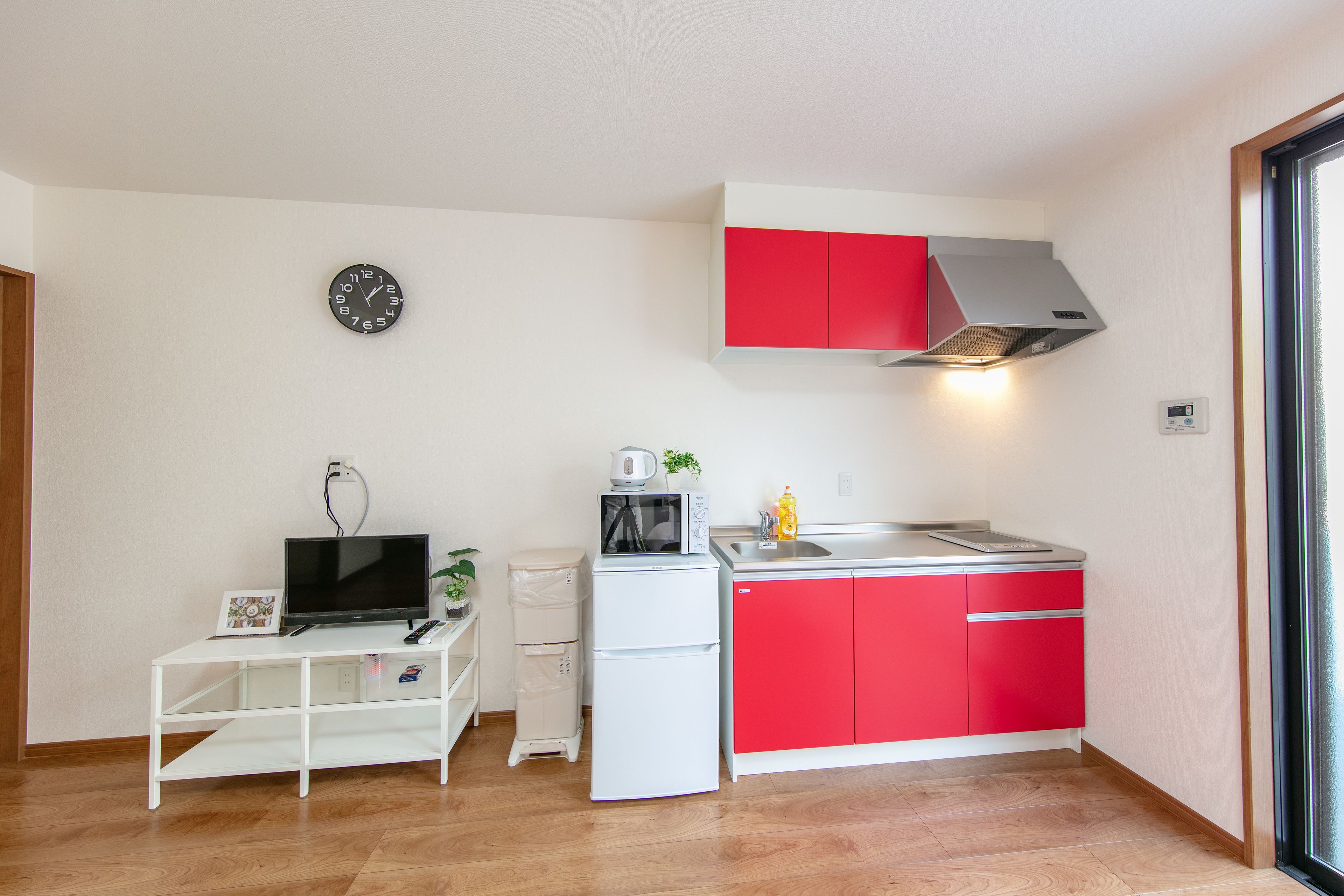 Twin Room | Private kitchen | Fridge, microwave, electric kettle, cookware/dishes/utensils