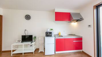 Twin Room | Private kitchen | Fridge, microwave, electric kettle, cookware/dishes/utensils