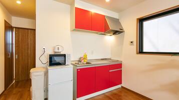 Triple Room | Private kitchen | Fridge, microwave, electric kettle, cookware/dishes/utensils