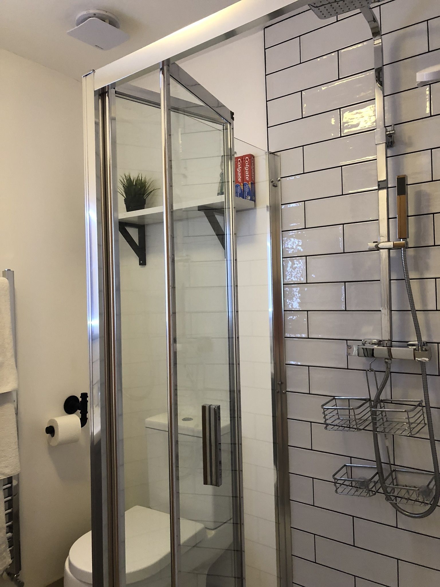 Holiday Home | Bathroom | Shower, free toiletries, hair dryer, towels