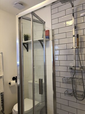 Casa, 2 quartos | Banheiro | Chuveiro, produtos de toalete grátis, secador de cabelo 