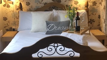 House, 2 Bedrooms | 1 bilik tidur, peti besi dalam bilik, meja, seterika/papan seterika