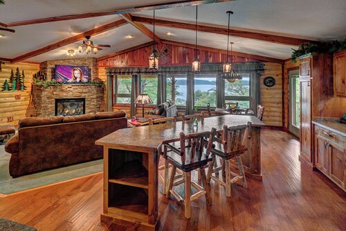 Beaver Lake Waterfront Homestead House with Hot Tub ON Beaver Lake w/Dock/Slips. Rate is based on 2 people