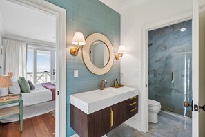 Combined shower/tub, hair dryer, towels