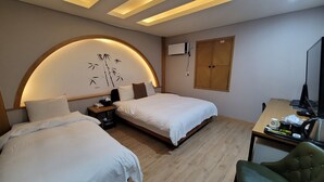 スタンダード ルーム ベッド (複数台) | デスク、ノートパソコン用作業スペース、WiFi (無料)
