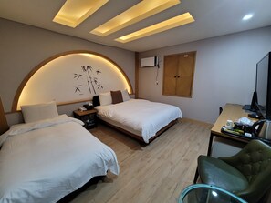 Standardzimmer, Mehrere Betten | Schreibtisch, laptopgeeigneter Arbeitsplatz, kostenloses WLAN