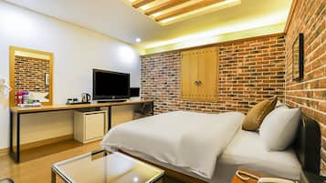 Standard Double Room | Desk, laptop workspace, free WiFi