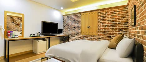 Standard Double Room | Desk, laptop workspace, free WiFi