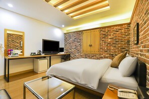 Desk, laptop workspace, free WiFi