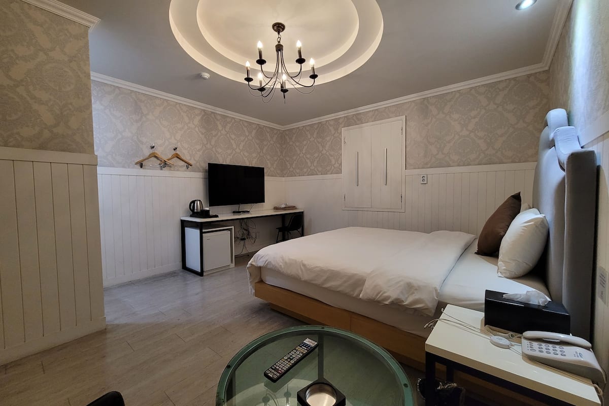 standard room | desk, laptop workspace, free wifi