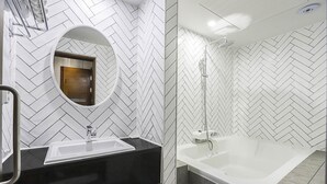 デラックス ダブルルーム | バスルーム | シャワー付き浴槽、深めの浴槽、バスアメニティ (無料)、ヘアドライヤー