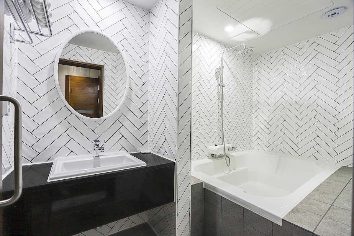 deluxe double room | bathroom | combined shower/bathtub, deep-soaking bathtub, free toiletries