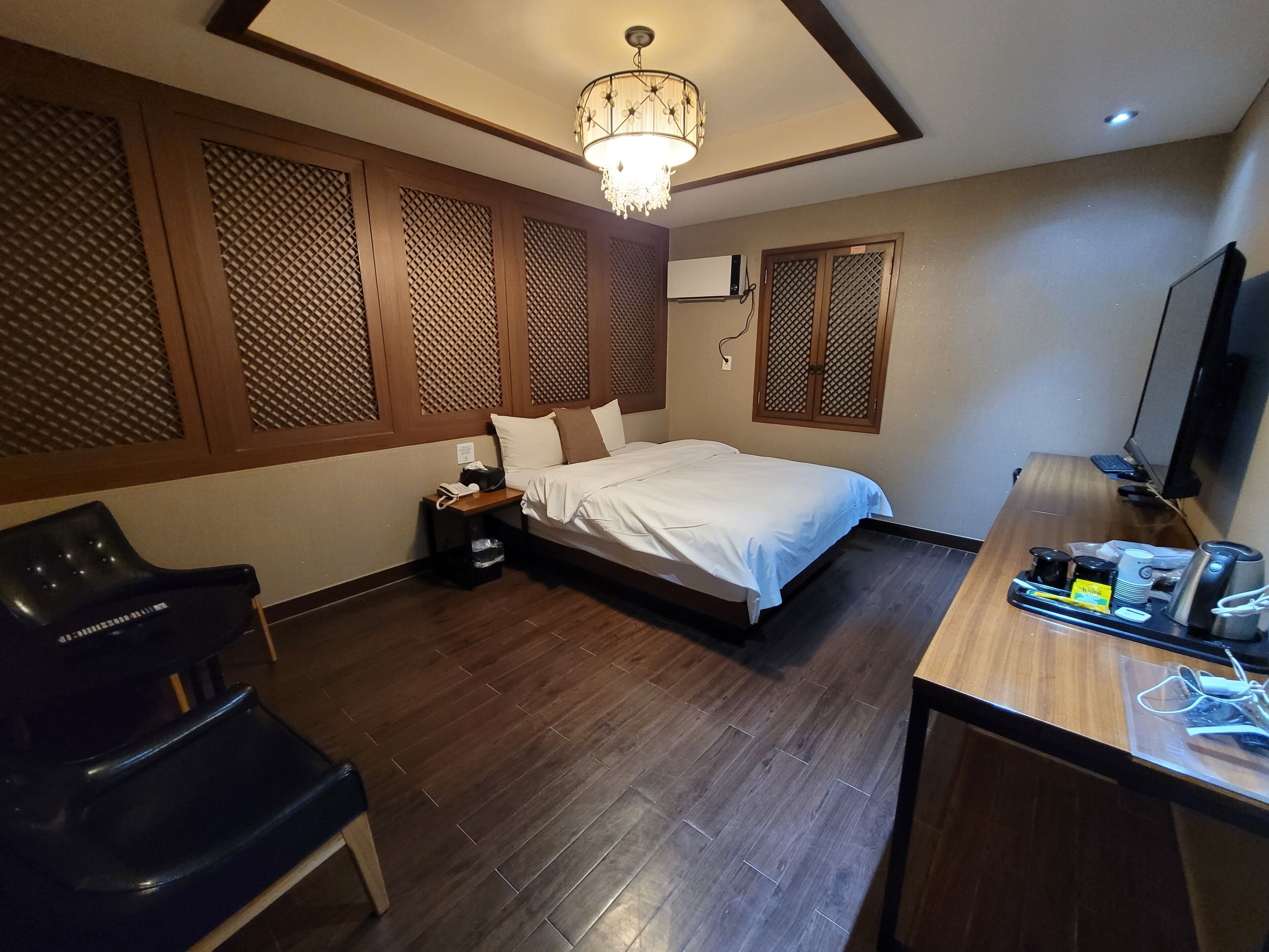 standard room | desk, laptop workspace, free wifi