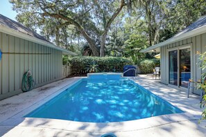 A heated pool - 3 Bedroom/2.5 Bathroom Home Near Front Gate of Sea Pines - Pool/Spa -Sleeps 8 (Hilton Head Island)