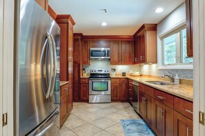 Fridge, microwave, oven, stovetop - 3 Bedroom/2.5 Bathroom Home Near Front Gate of Sea Pines - Pool/Spa -Sleeps 8 (Hilton Head Island)