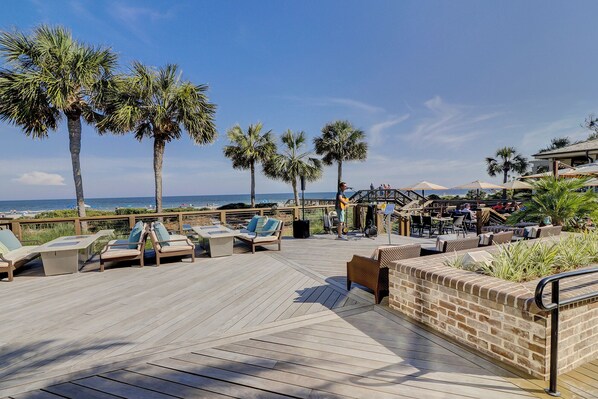 Outdoor dining - 3 Bedroom/2.5 Bathroom Home Near Front Gate of Sea Pines - Pool/Spa -Sleeps 8 (Hilton Head Island)