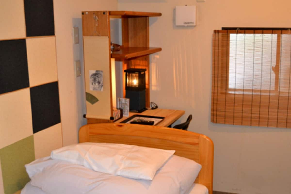 Western Style Room #3 | Free WiFi