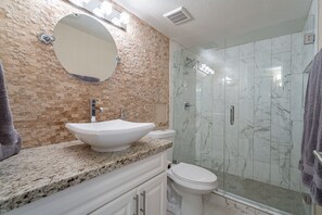 Tina con regadera, secadora de cabello, toallas, jabón 