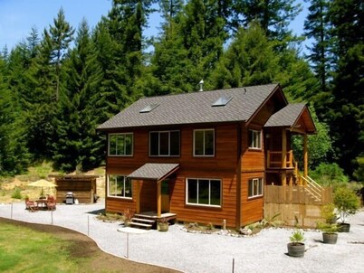 Beautiful, Warm & Welcoming-Redwoods, River, Beaches includes Hot tub