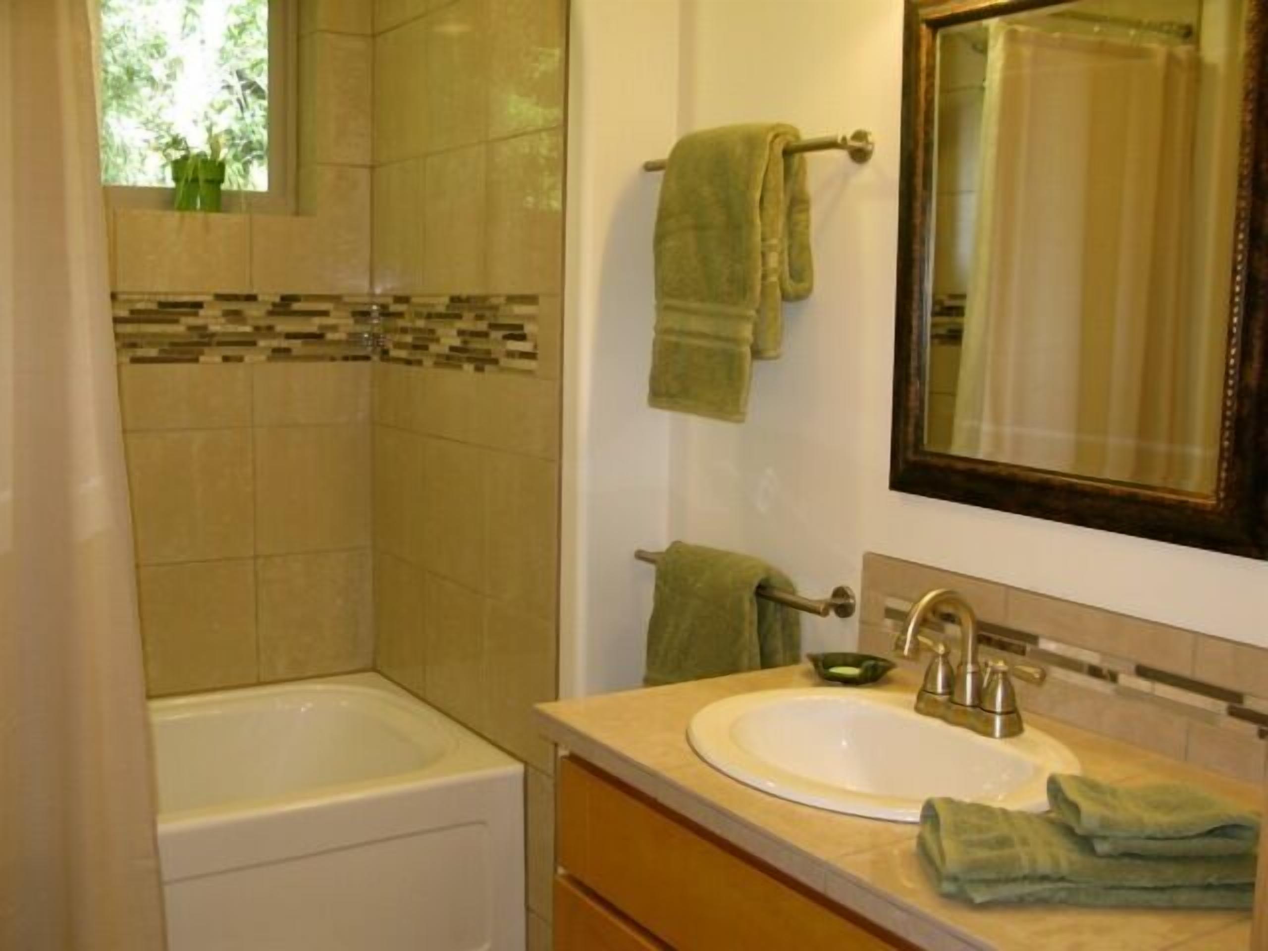 Un baño con bañera, lavamanos y ducha.