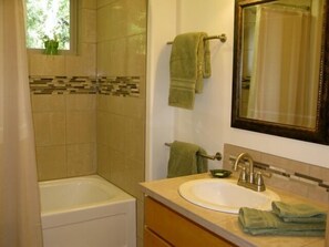 Ensemble douche/baignoire, sèche-cheveux, serviettes fournies, savon