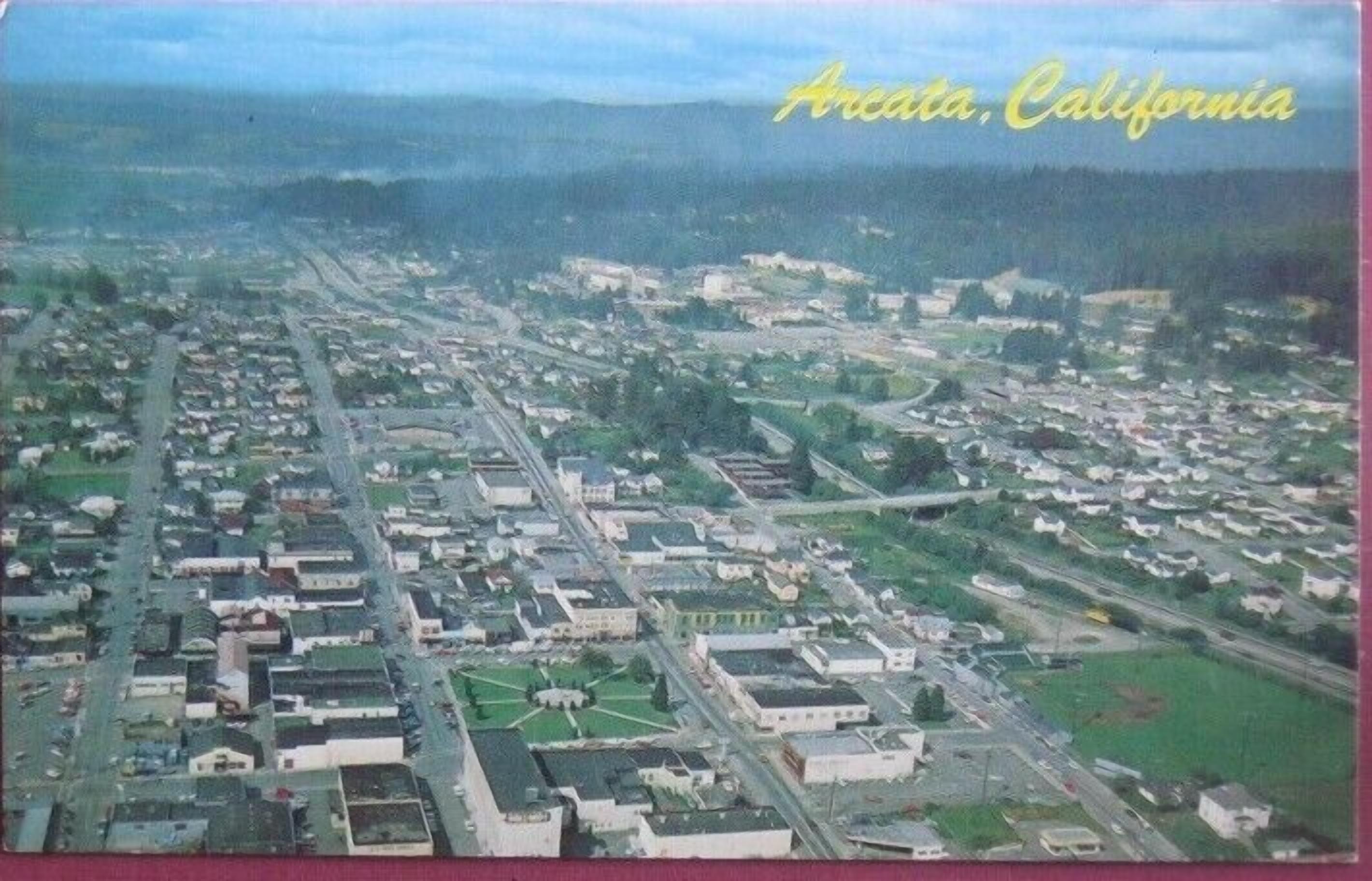 Vista aérea de Arcata, California, mostrando una distribución urbana densa, calles y espacios verdes.