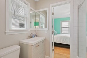 Combined shower/tub, towels