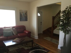 TV connectée, cheminée, lecteur de DVD, baby-foot