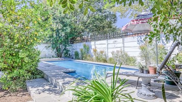 Piscina all'aperto, cabine incluse nel prezzo, ombrelloni da piscina