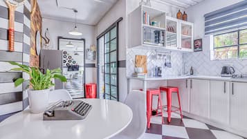 Design-Apartment, 2 Schlafzimmer, barrierefrei, Blick auf den Innenhof | Zimmerausstattung