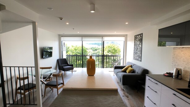 Luxus-Stadtwohnung, 3 Schlafzimmer | Wohnbereich | Flachbildfernseher