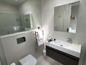 Casa de ciudad de lujo, 3 habitaciones | Baño | Regadera, amenidades de baño gratuitas, secadora de cabello, toallas 