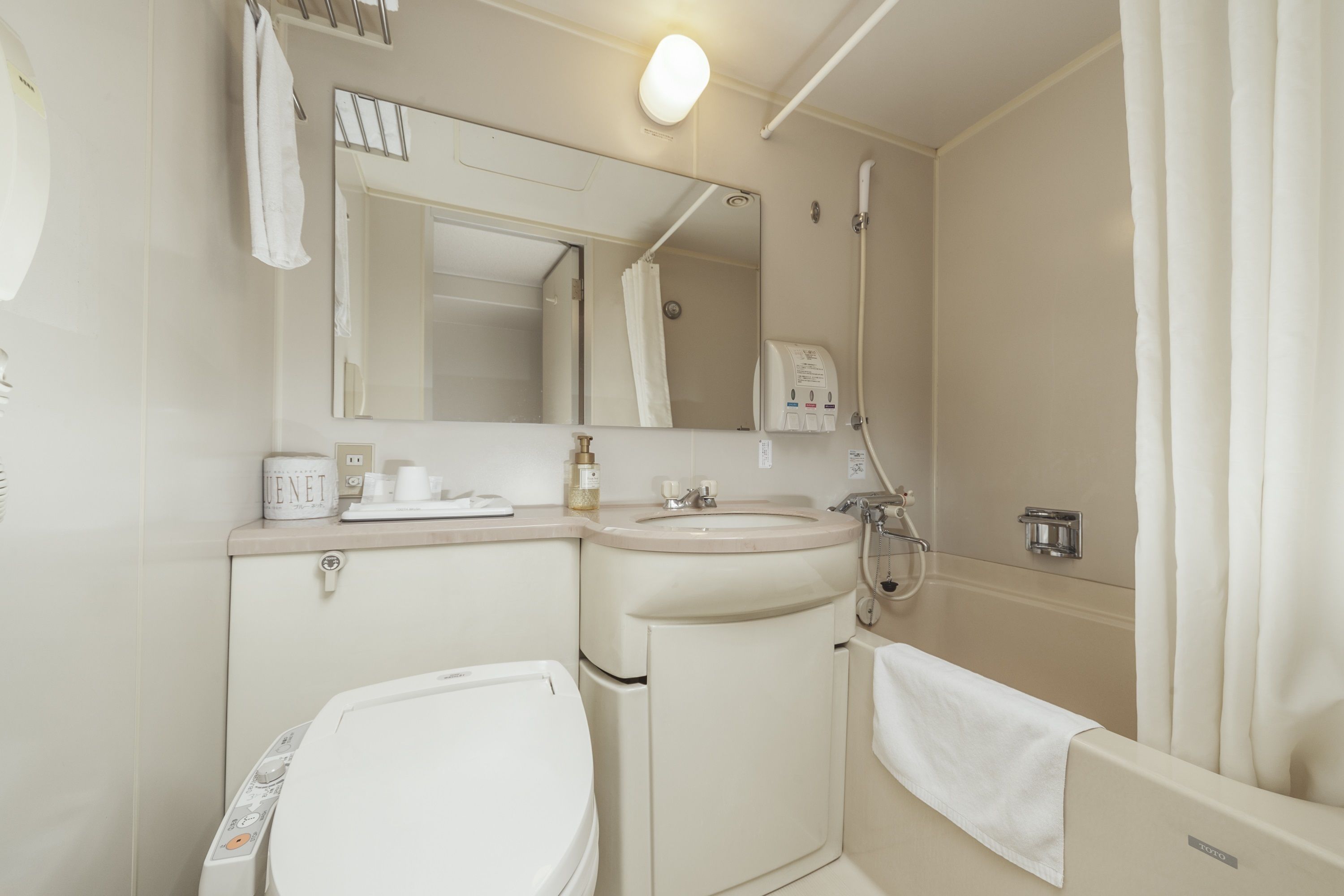 combined shower/bathtub, free toiletries, hair dryer, electronic bidet