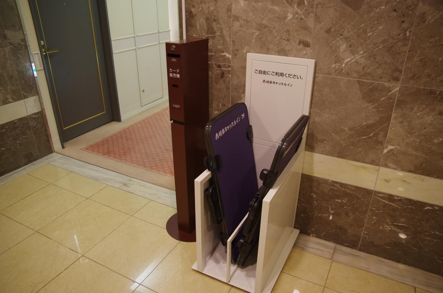 combined shower/bathtub, free toiletries, hair dryer, electronic bidet