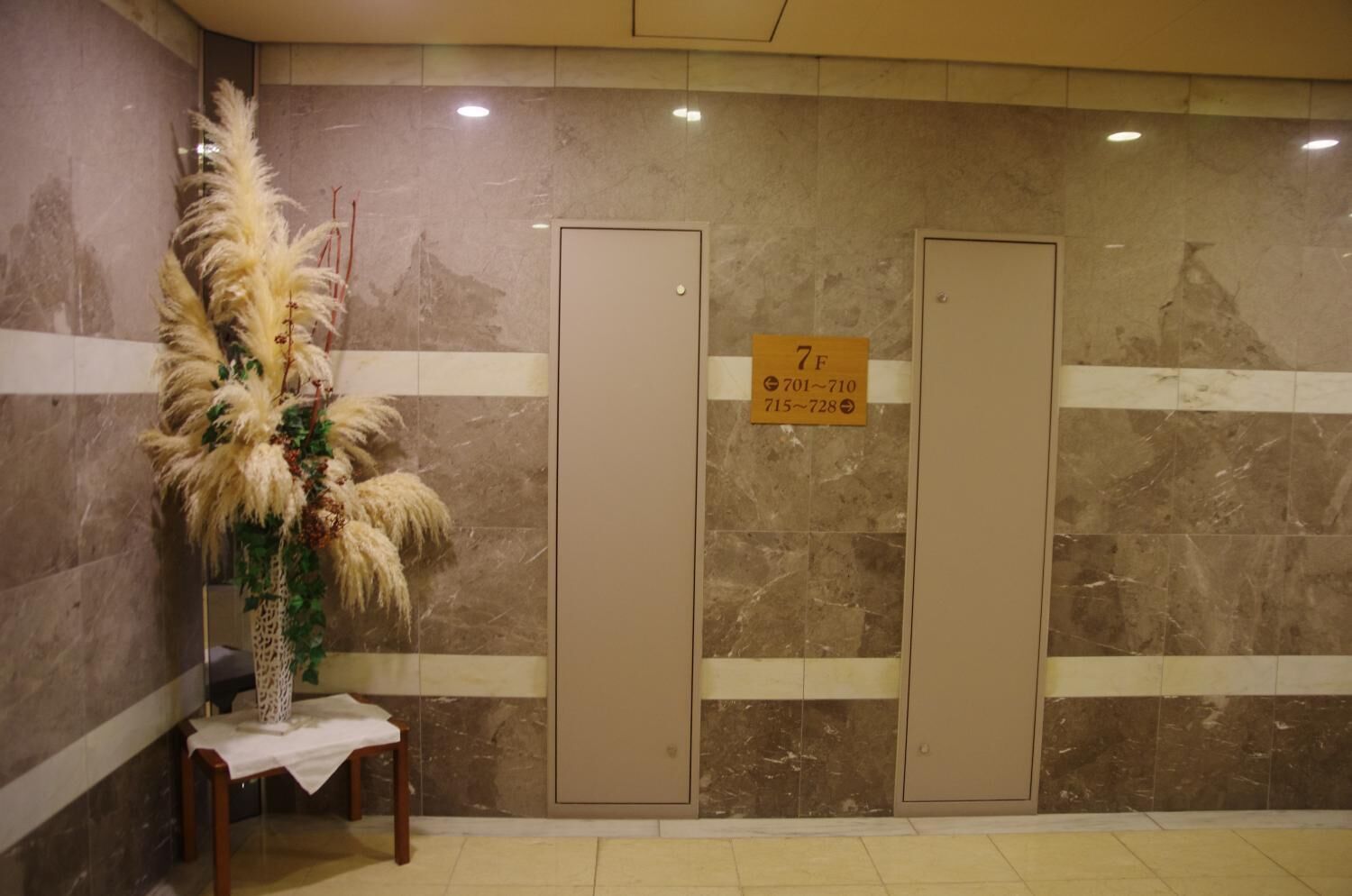 combined shower/bathtub, free toiletries, hair dryer, electronic bidet