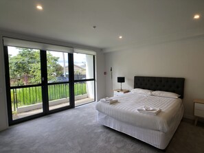 Room - Living the Dream on the City Fringe (Auckland)