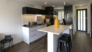 Casa adosada de lujo | Cocina privada | Cafetera o tetera, frigorífico grande, microondas y horno