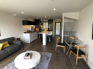Maison en rangée luxueuse | Aire de séjour | Téléviseur à écran plat
