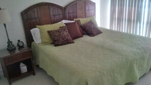 3 habitaciones, escritorio y tabla de planchar con plancha 
