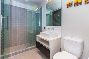 Bathroom - Vibrant Viaduct Harbour (Auckland)