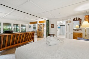 4 bedrooms, desk, iron/ironing board, WiFi